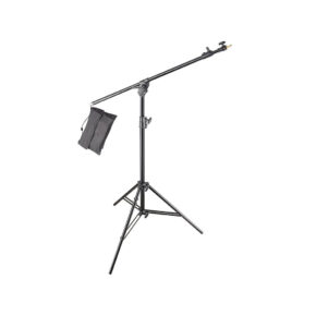 Godox 420LB Light Boom Stand -jalustassa on musta kolmijalka, säädettävä vaakavarsi, jonka toisessa päässä on vastapainolaukku, ja toisessa päässä kiinnityspiste studiovarusteille, kuvassa valkoista taustaa vasten.