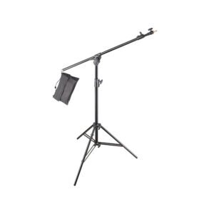 godox_lb420 Godox 420LB Light Boom Stand -jalustassa on musta kolmijalka, säädettävä vaakavarsi, jonka toisessa päässä on vastapainolaukku, ja toisessa päässä kiinnityspiste studiovarusteille, kuvassa valkoista taustaa vasten.