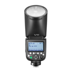 godox_v1_pro_canon_01 Godox V1 Pro -salama Canon kameroille on musta kameran salama, jossa on pyöreä pää, digitaalinen näyttö asetuksia varten, V1-tarra edessä, ja siinä on painikkeita sekä säätöpyörä näytön alla.