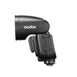godox_v1_pro_canon_03 Sivukuva Godox V1 Pro -salama Canon kameroille, jossa on musta, tyylikäs muotoilu, jossa tuotemerkit ja ohjauspaneeli näkyvät, sekä kiinnitysjalka alareunassa kameran helppoa kiinnittämistä varten.