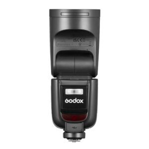 godox_v1_pro_canon_04 Musta Godox V1 Pro -salama Canon kameroille -kamerasalama seisoo pystyasennossa valkoisella pohjalla, ja sen etupuolella on Godoxin logo ja pieni valkoinen salamapaneeli.