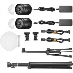 lc30_bicolor_duo_kit Godox Litemons LED LC30Bi Tabletop Bi-color Light Double Light Kitin tasainen asettelu, jossa on kaksi kaksiväristä LED-valoa, joissa on johdot, sovittimet, valkoiset diffuusorit, kiinnikkeet, virtajohdot ja säädettävä jalusta.