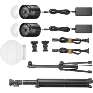 lc30_bicolor_duo_kit Godox Litemons LED LC30Bi Tabletop Bi-color Light Double Light Kitin tasainen asettelu, jossa on kaksi kaksiväristä LED-valoa, joissa on johdot, sovittimet, valkoiset diffuusorit, kiinnikkeet, virtajohdot ja säädettävä jalusta.