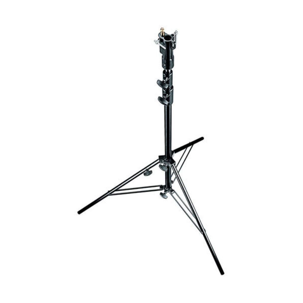 manfrotto_007bsu Manfrotto 007BSU Steel Senior Stand on musta, säädettävä metallinen kolmijalkainen kolmijalkainen ja lukitusmekanismilla varustettu kolmijalkainen jalusta, joka on suunniteltu valaisu- tai valokuvauslaitteiden tukemiseen.