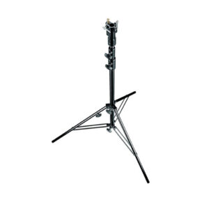 Manfrotto 007BSU Steel Senior Stand on musta, säädettävä metallinen kolmijalkainen kolmijalkainen ja lukitusmekanismilla varustettu kolmijalkainen jalusta, joka on suunniteltu valaisu- tai valokuvauslaitteiden tukemiseen.