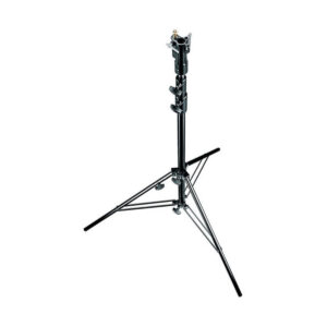 manfrotto_007bsu Manfrotto 007BSU Steel Senior Stand on musta, säädettävä metallinen kolmijalkainen kolmijalkainen ja lukitusmekanismilla varustettu kolmijalkainen jalusta, joka on suunniteltu valaisu- tai valokuvauslaitteiden tukemiseen.