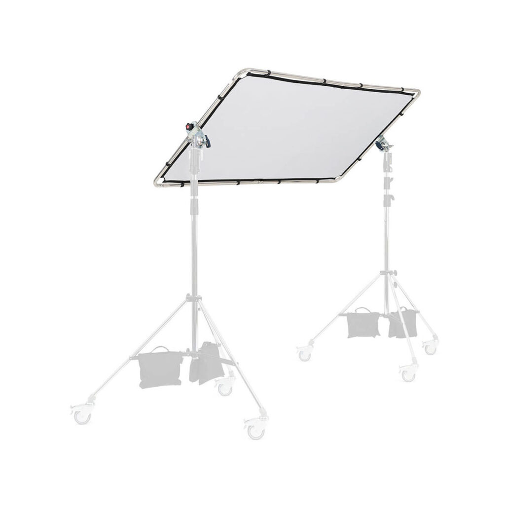 manfrotto_pro_scrim_11x2_medium_01 Manfrotto Scrim Kit 1 Pro All In One Medium 1.1 x 2m on suorakulmainen diffuusiokangas metallirungossa, jota pidetään kahdella pyörillä varustetulla valotelineellä. Tausta ja jalustojen osat on häivytetty valkoiseksi.