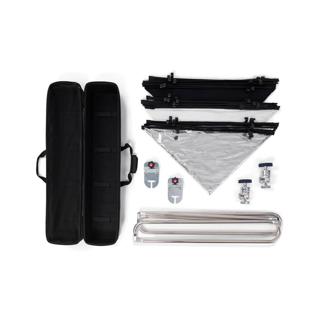 manfrotto_pro_scrim_11x2_medium_03 Manfrotto Scrim Kit 1 Pro All In One Medium 1,1 x 2m sisältää kaksi mustaa kantolaukkua, kolme kokoontaitettavaa kehystä, hopeanvärisen heijastinpaneelin, kaksi kiinnikettä, kaksi kiinnitysadapteria ja kaksi kaarevaa valoputkea valkoisella pohjalla.
