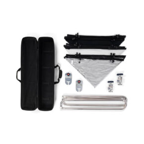 manfrotto_pro_scrim_11x2_medium_03 Manfrotto Scrim Kit 1 Pro All In One Medium 1,1 x 2m sisältää kaksi mustaa kantolaukkua, kolme kokoontaitettavaa kehystä, hopeanvärisen heijastinpaneelin, kaksi kiinnikettä, kaksi kiinnitysadapteria ja kaksi kaarevaa valoputkea valkoisella pohjalla.