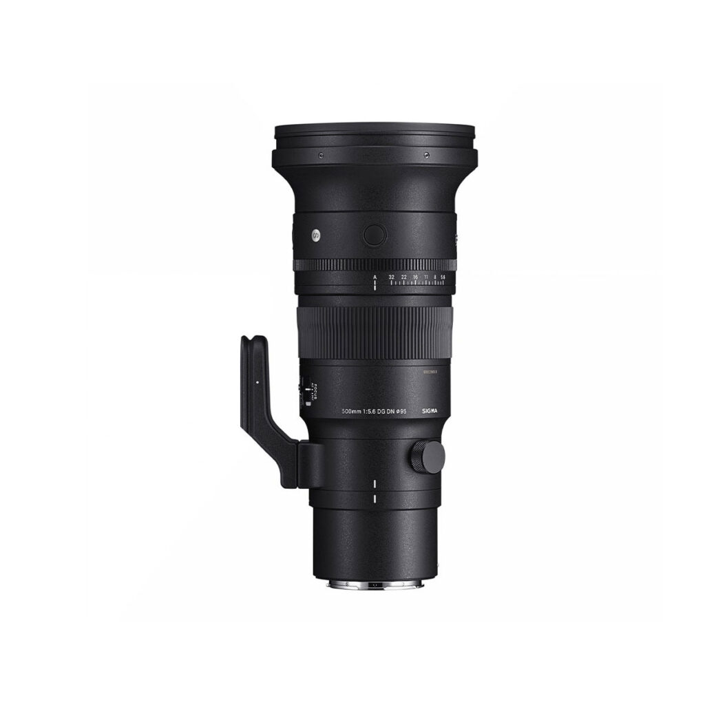 sigma_500mm_dn_02 Musta Sigma 500mm f/5.6 DG DN OS Sports -objektiivi Sonylle jalustakiinnityksellä on pystysuorassa valkoista taustaa vasten.