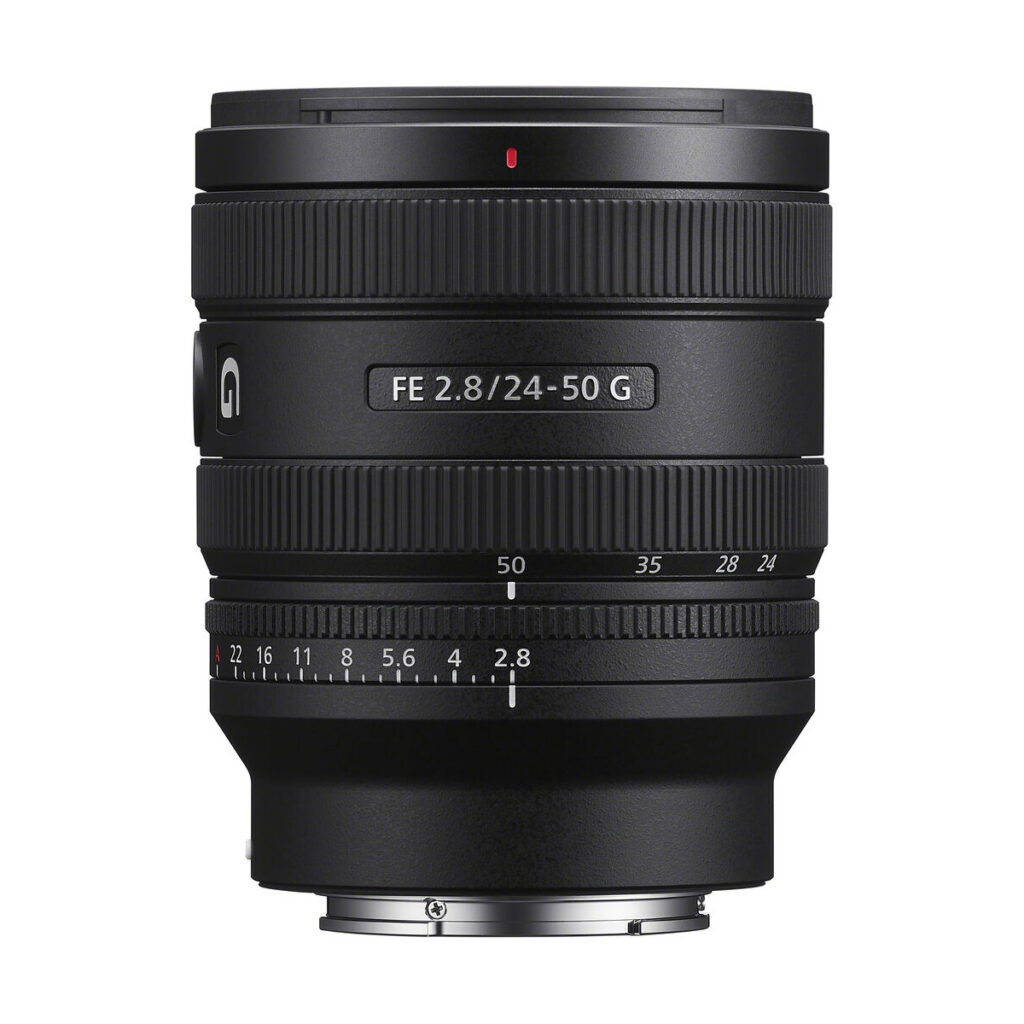 sony_24-50mm_01 Musta Sony FE 24-50mm f/2.8 G -objektiivi on pystyssä valkoista taustaa vasten, ja aukon ja polttovälin merkinnät ovat näkyvissä. Saat 100€ käteispalautusta.