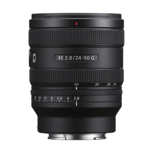 sony_24-50mm_01 Musta Sony FE 24-50mm f/2.8 G -objektiivi on pystyssä valkoista taustaa vasten, ja aukon ja polttovälin merkinnät ovat näkyvissä. Saat 100€ käteispalautusta.