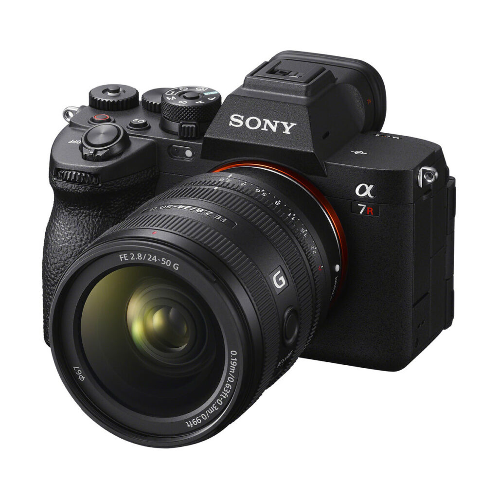 sony_24-50mm_02 Musta Sony Alpha 7R IV -peilitön kamera, johon on kiinnitetty Sony FE 24-50mm f/2.8 G -objektiivi ja joka on käännetty vasemmalle, jotta sen yksityiskohtaiset ylä- ja sivusäätimet tulevat näkyviin; sisältää 100 € käteispalautuksen objektiivista.