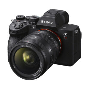 sony_24-50mm_02 Musta Sony Alpha 7R IV -peilitön kamera, johon on kiinnitetty Sony FE 24-50mm f/2.8 G -objektiivi ja joka on käännetty vasemmalle, jotta sen yksityiskohtaiset ylä- ja sivusäätimet tulevat näkyviin; sisältää 100 € käteispalautuksen objektiivista.