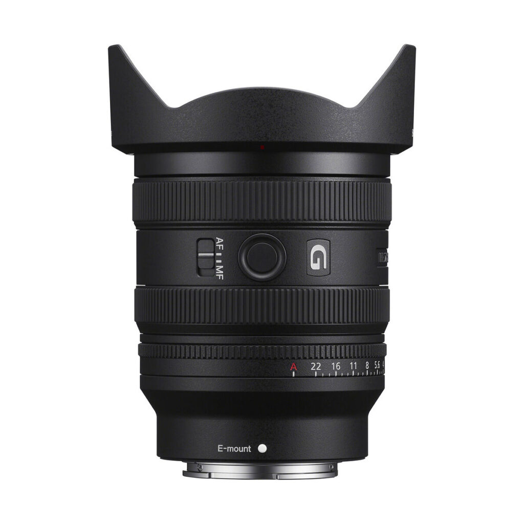 sony_24-50mm_03 Sony FE 24-50mm f/2.8 G -objektiivi seisoo pystyasennossa valkoisella pohjalla ja näyttää zoomaus- ja tarkennusrenkaat, painikkeet, E-mount-merkinnän ja 200€:n ylimääräisen vaihtohyvityksen.