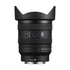 sony_24-50mm_03 Sony FE 24-50mm f/2.8 G -objektiivi seisoo pystyasennossa valkoisella pohjalla ja näyttää zoomaus- ja tarkennusrenkaat, painikkeet, E-mount-merkinnän ja 200€:n ylimääräisen vaihtohyvityksen.