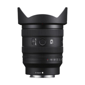 sony_24-50mm_03 Sony FE 24-50mm f/2.8 G -objektiivi seisoo pystyasennossa valkoisella pohjalla ja näyttää zoomaus- ja tarkennusrenkaat, painikkeet, E-mount-merkinnän ja 200€:n ylimääräisen vaihtohyvityksen.