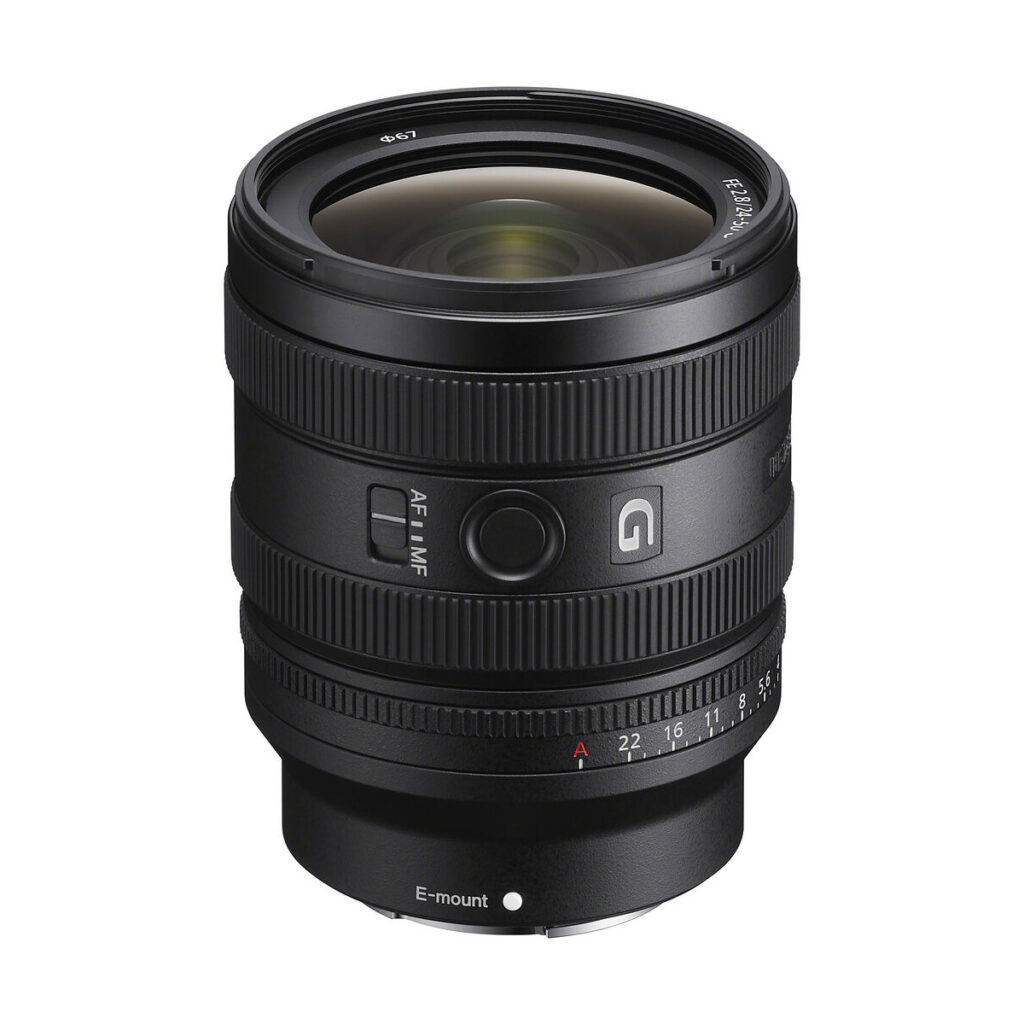 sony_24-50mm_04 E-mount-kameroille suunnitellussa Sony FE 24-50mm f/2.8 G -objektiivissa on zoomaus- ja tarkennusrenkaat, aukkomerkinnät, G-logo ja AF/MF-kytkin. Kuvattu mustana valkoista taustaa vasten. 100€ Cashback tarjous sisältyy.