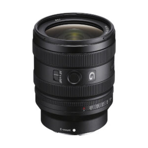sony_24-50mm_04 E-mount-kameroille suunnitellussa Sony FE 24-50mm f/2.8 G -objektiivissa on zoomaus- ja tarkennusrenkaat, aukkomerkinnät, G-logo ja AF/MF-kytkin. Kuvattu mustana valkoista taustaa vasten. 100€ Cashback tarjous sisältyy.
