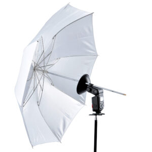 1373293167_646 Godox Witstro Flash Fold Up Umbrella, valkoinen sateenvarjo, joka on asennettu mustalle jalustalle ja johon on kiinnitetty salamalaite, käytetään valon hajottamiseen studiokuvauksessa.