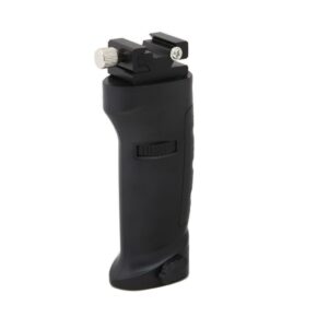 1388215960_621 Godox Witstro Handgrip on musta kamerakahva, jossa on kuvioitu kahva, yläkiinnike ja säätönupit ja joka on suunniteltu kiinnitettäväksi kameroihin tai jalustoihin.