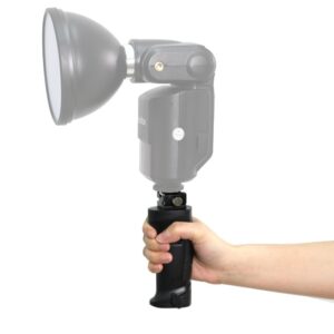 1388215964_260 Käsi pitelee Godox Witstro Handgrip -käsikahvaa, jonka päälle on asennettu puoliksi läpinäkyvä salamalaite valkoista taustaa vasten.