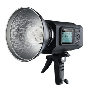 1455608882_223 Godox Witstro AD600B Bowens Mount TTL on studiostroboskooppivalaisin, jossa on suuri hopeinen heijastin, digitaalinen näyttö, ohjauspainikkeet ja kiinnike jalustaan kiinnittämistä varten. Näytössä näkyvät asetukset ja "WITSTRO AD600" -merkintä.