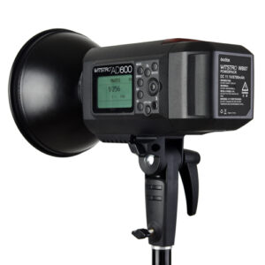 1455608882_306 Musta Godox Witstro AD600B Bowens Mount TTL -studiostroboskooppivalaisin on asennettu jalustalle, ja sen sivussa on ohjauspainikkeet, LCD-näyttö ja tuotetiedot.