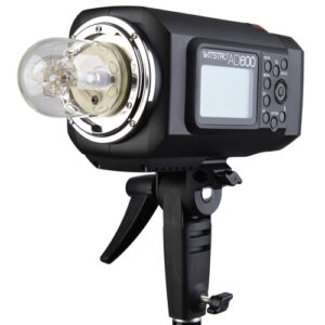 1455608882_314 Godox Witstro AD600B Bowens Mount TTL-stroboskooppi on asennettu valotelineeseen, ja siinä on suuri lamppu ja digitaalinen ohjauspaneeli, jossa on useita painikkeita ja säätimiä.