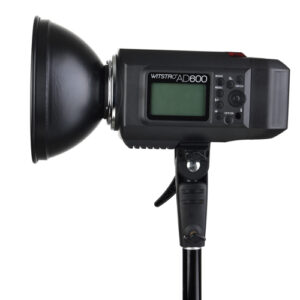 1455608882_318 Godox Witstro AD600B Bowens Mount TTL-stroboskooppivalaisin on asennettu valotelineeseen, ja sen ohjauspaneeli ja digitaalinen näyttö ovat näkyvissä.