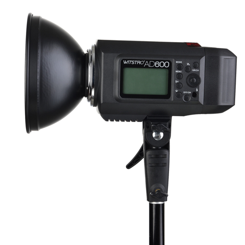 1455608882_318 Godox Witstro AD600B Bowens Mount TTL-stroboskooppivalaisin on asennettu valotelineeseen, ja sen ohjauspaneeli ja digitaalinen näyttö ovat näkyvissä.