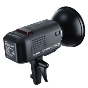 1455608882_912 Godox Witstro AD600B Bowens Mount TTL on musta studiostroboskooppivalaisin, jossa on hopeinen heijastin ja kahvallinen kahva, ihanteellinen asennettavaksi valotelineisiin ja tarjoamaan ammattimaista valokuvausvalaistusta.