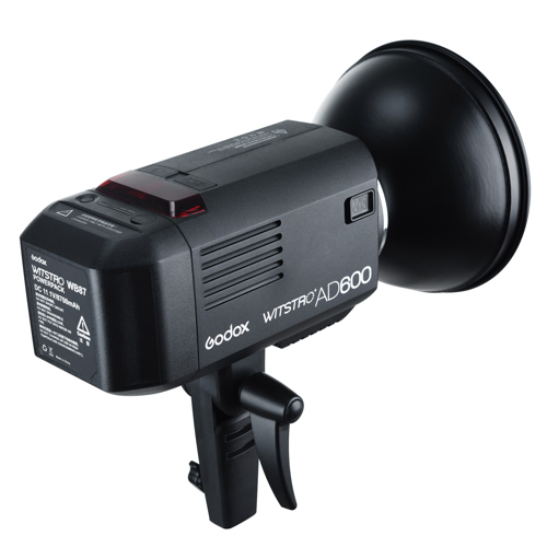 1455608882_912 Godox Witstro AD600B Bowens Mount TTL on musta studiostroboskooppivalaisin, jossa on hopeinen heijastin ja kahvallinen kahva, ihanteellinen asennettavaksi valotelineisiin ja tarjoamaan ammattimaista valokuvausvalaistusta.