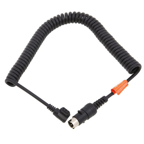 1462179631_010 Godox Witstro Cable Type I 1,5m on musta kierretty kaapeli, jonka toisessa päässä on suorakulmainen liitin, toisessa päässä pyöreä moninastaliitin ja suoran liittimen lähellä on oranssi merkki.