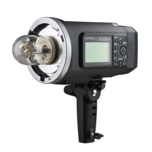 1489431413_402 Godox AD600 Bowens TTL Complete KIT on studiostroboskooppi, jossa on digitaalinen näyttö, säätösäätimet ja läpinäkyvä lamppu, joka on asennettu kahvaan.