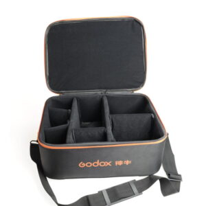 1489431594_518 Musta Godox AD600 Bowens Complete KIT -kantolaukku, jossa on oranssi reunus ja säädettävät pehmustetut lokerot, jotka avautuvat ja paljastavat sisäiset jakajat ja kiinnitetyn olkahihnan.