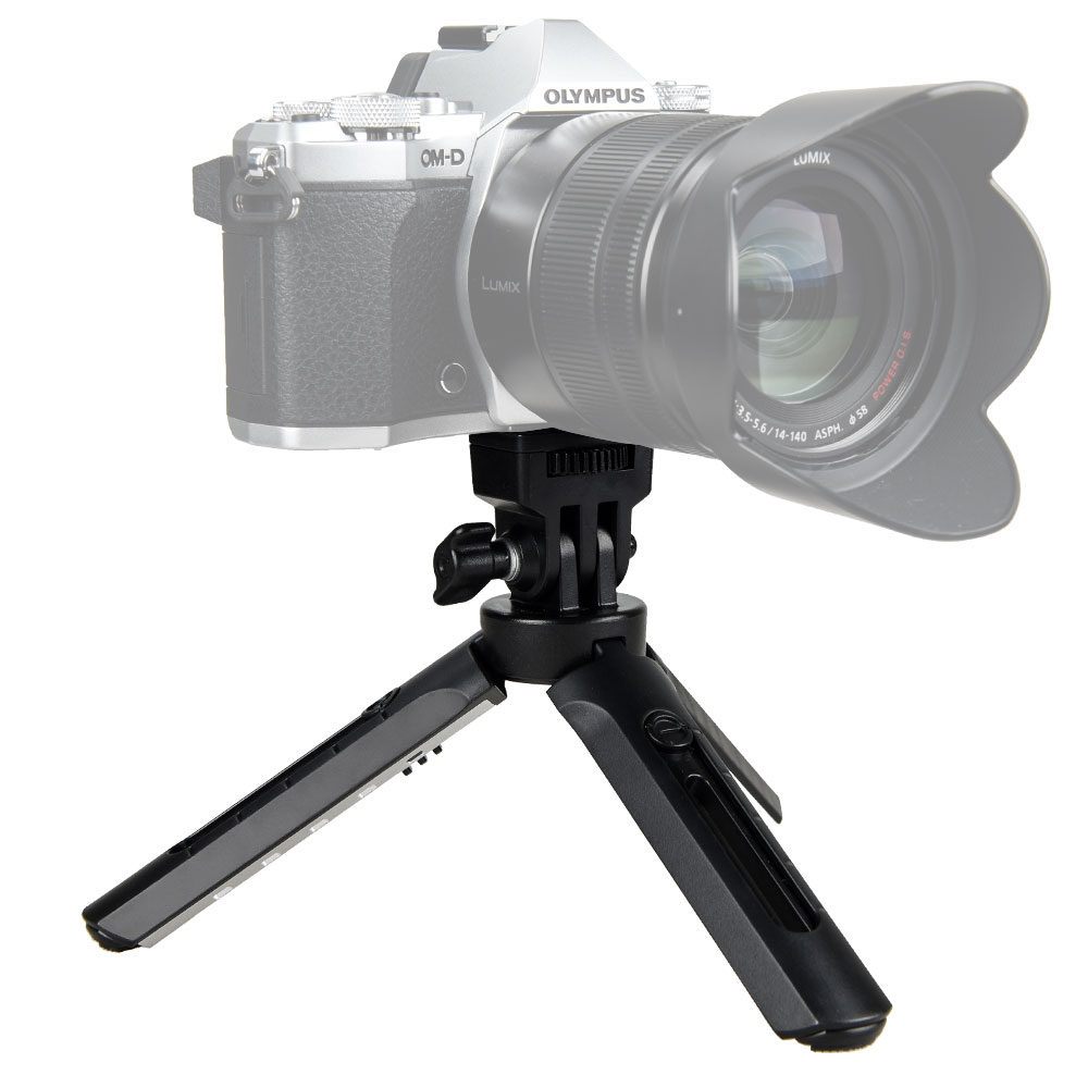 1514886400_349 Godox Mini Tripod AD200 on kompakti musta pöytäjalusta, jossa on kolme kokoontaitettavaa jalkaa ja kiinnityspää kameran turvallista kiinnittämistä varten, kuvassa digitaalikameran tukena valkoista taustaa vasten.