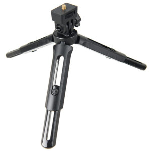 1514886400_689 Godox Mini Tripod AD200 on kompakti musta pöytäjalusta, jossa on kolme kokoontaitettavaa jalkaa ja kiinnitysruuvi kameroiden tai muiden laitteiden kiinnittämistä varten.