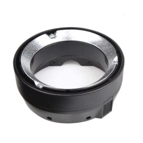 1546613941_596 Lähikuva Godox Elinchrom -kiinnikkeestä AD400 / AD300 PRO:lle, mustasta pyöreästä lisävarusteesta, jossa on heijastava hopeinen sisäpinta ja näkyvät ruuvit ulkoreunassa.