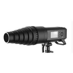 1547021570_335 Godox Snoot AD400 / AD300 PRO on musta studiostroboskooppivalaisin, jossa on kartiomainen snootti ja hunajakennoristikko, joka on asennettu jalustalle ja jossa on ohjauspainikkeet sekä digitaalinen näyttö.