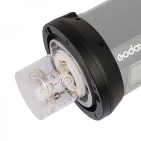 1549606080_769 Lähikuva Godox Bowens Mount for AD400/300 PRO -valaisimesta, jossa korostuvat salamaputki ja kirkas suojakansi kiinnitysrenkaan lähellä.