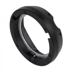 1549606081_643 Godox Bowens Mount for AD400/300 PRO on musta pyöreä metallinen sovitinrengas, jossa on useita ruuvikiinnikkeitä ja joka on suunniteltu erilaisten kameran objektiivien liittämiseen kameran runkoon. Sovitin on esitetty valkoisella pohjalla.