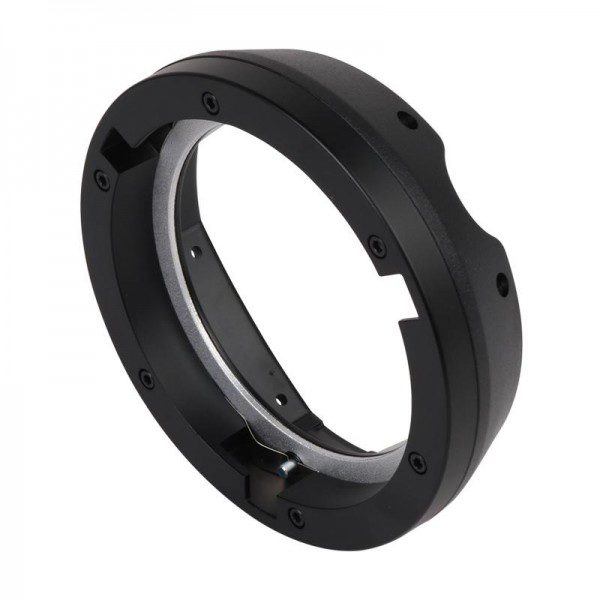 1549606081_643 Godox Bowens Mount for AD400/300 PRO on musta pyöreä metallinen sovitinrengas, jossa on useita ruuvikiinnikkeitä ja joka on suunniteltu erilaisten kameran objektiivien liittämiseen kameran runkoon. Sovitin on esitetty valkoisella pohjalla.