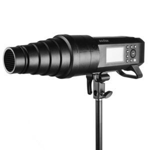 1551261397_512 Godox Snoot AD400 / AD300 PRO on musta studiostrobovalaisin, jossa on snoot ja hunajakennoverkko, joka on asennettu jalustalle ja jossa on sivusäätöpainikkeet ja digitaalinen näyttö.