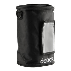 Godox PB-600P Portable Bag for AD600Pro on musta sylinterimäinen laukku, jossa on vetoketjullinen yläosa, sivukahvan silmukka, läpinäkyvä etutasku ja Godoxin logo painettuna pohjan lähelle.