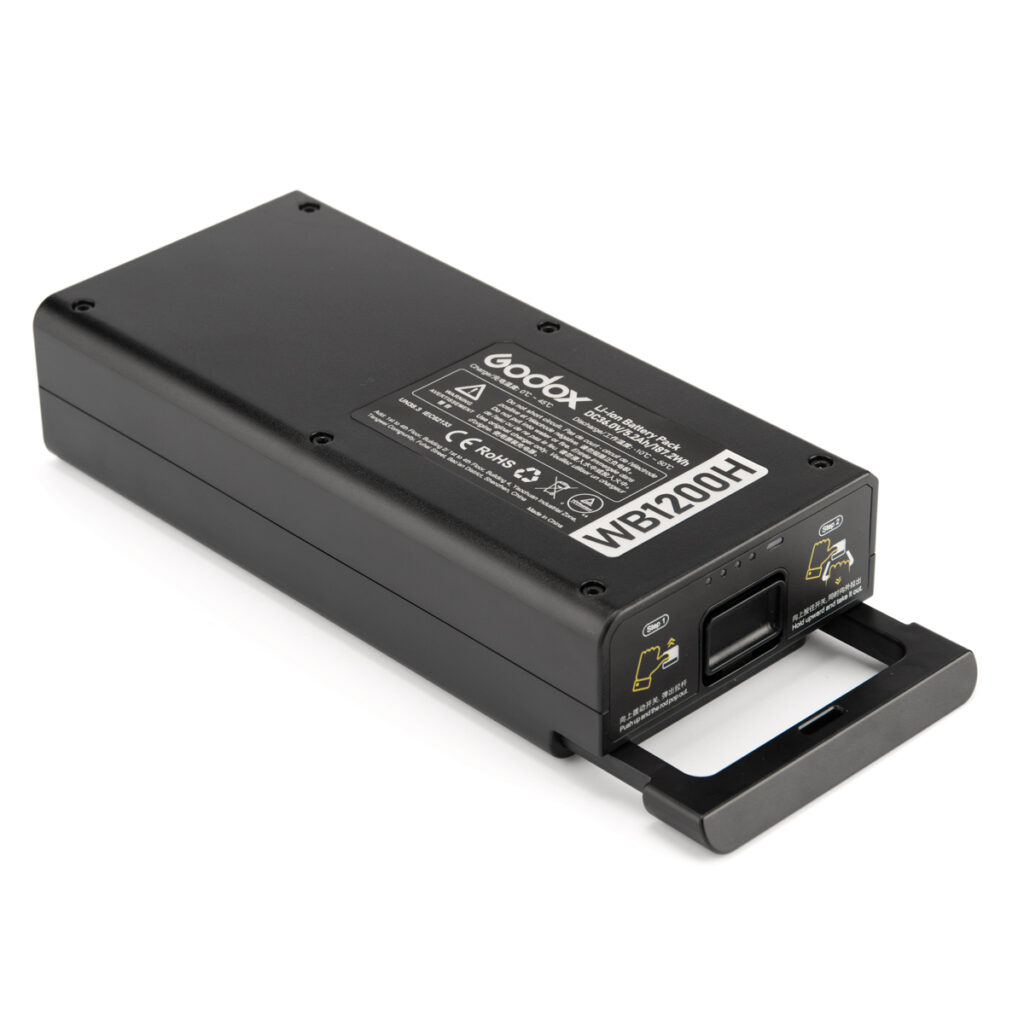 1586157410_421 Musta Godoxin litiumakku AD1200 Pro 5200mAh, jossa on näkyvä etiketti, kaksi liitäntäporttia ja musta kahva, joka ulottuu toisesta päästä ulospäin.