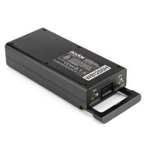 1586157410_421 Musta Godoxin litiumakku AD1200 Pro 5200mAh, jossa on näkyvä etiketti, kaksi liitäntäporttia ja musta kahva, joka ulottuu toisesta päästä ulospäin.