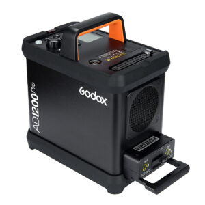 1586157412_890 Musta Godox Lithium Battery AD1200 Pro 5200mAh kannettava Godox-salamalaite, jossa on kahva, ohjauspainikkeet, tuuletusaukko ja irrotettava WB1200H-akkumoduuli, joka on kiinnitetty pohjaan.