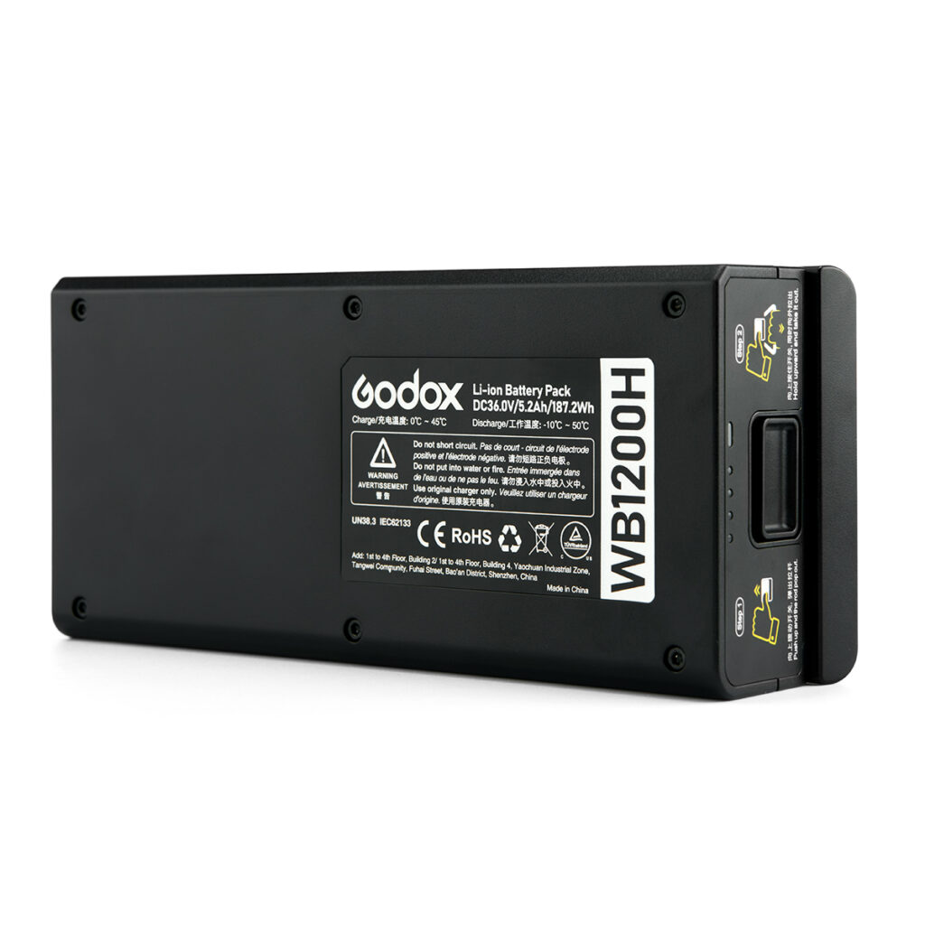 1586157447_861 Mustassa Godox Lithium Battery AD1200 Pro 5200mAh -litiumakussa on mallin tiedot, lataustiedot, turvakuvakkeet ja keltaiset porttitarrat sivulla.