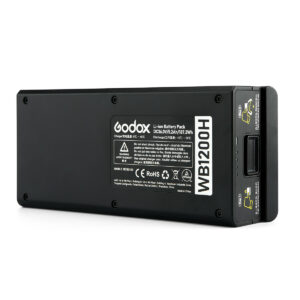 1586157447_861 Mustassa Godox Lithium Battery AD1200 Pro 5200mAh -litiumakussa on mallin tiedot, lataustiedot, turvakuvakkeet ja keltaiset porttitarrat sivulla.